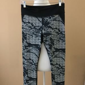 UNDER ARMOUR CAPRI LEGGINGS - NEVER WORN